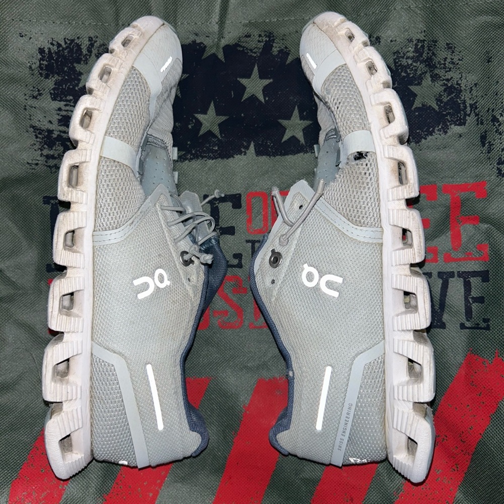 On cloud lifestyle shoes women’s size 9 grey white